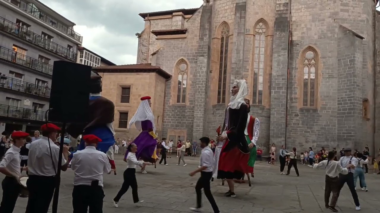 Arrasateko Erraldoiak eta Lore Gazteak-eko bereranoak