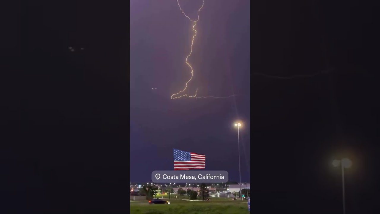 Incredible spider lightning over Costa Mesa, California