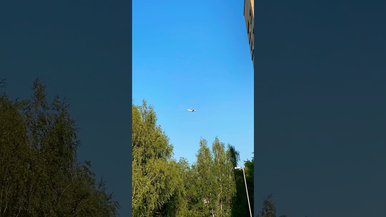 сбой в матрице Самолёт завис в небе  / glitch in the matrix. plane hovers in sky 