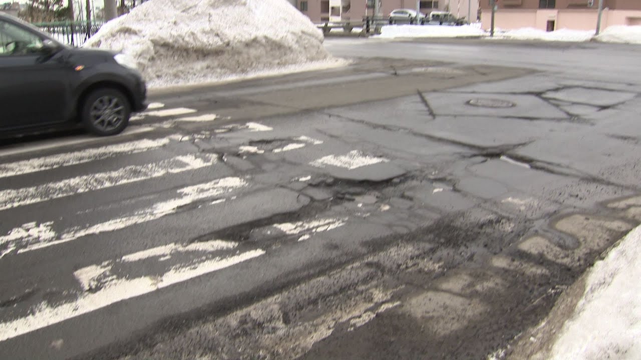 今年は多い？春の厄介者の「穴」が道路に出現…“大雪でも少雪でも”できる要因を専門家指摘『パンク』の危険も＿もしもの時どうすれば？場合によっては一部補償してもらえる可能性も〈北海道〉