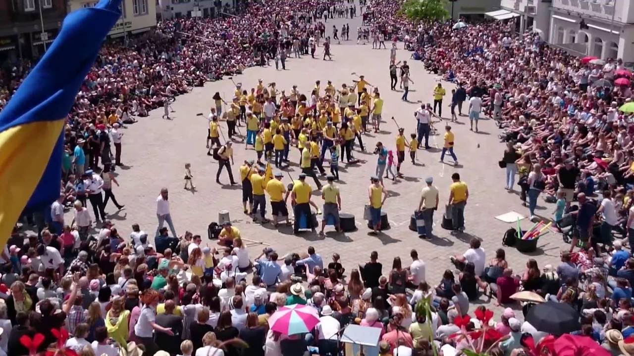 Kleine Feger Abnahme Antrommeln 2016 Biberach Marktplatz Flashmob #Äffle # FischerlässtdrBäsafalla