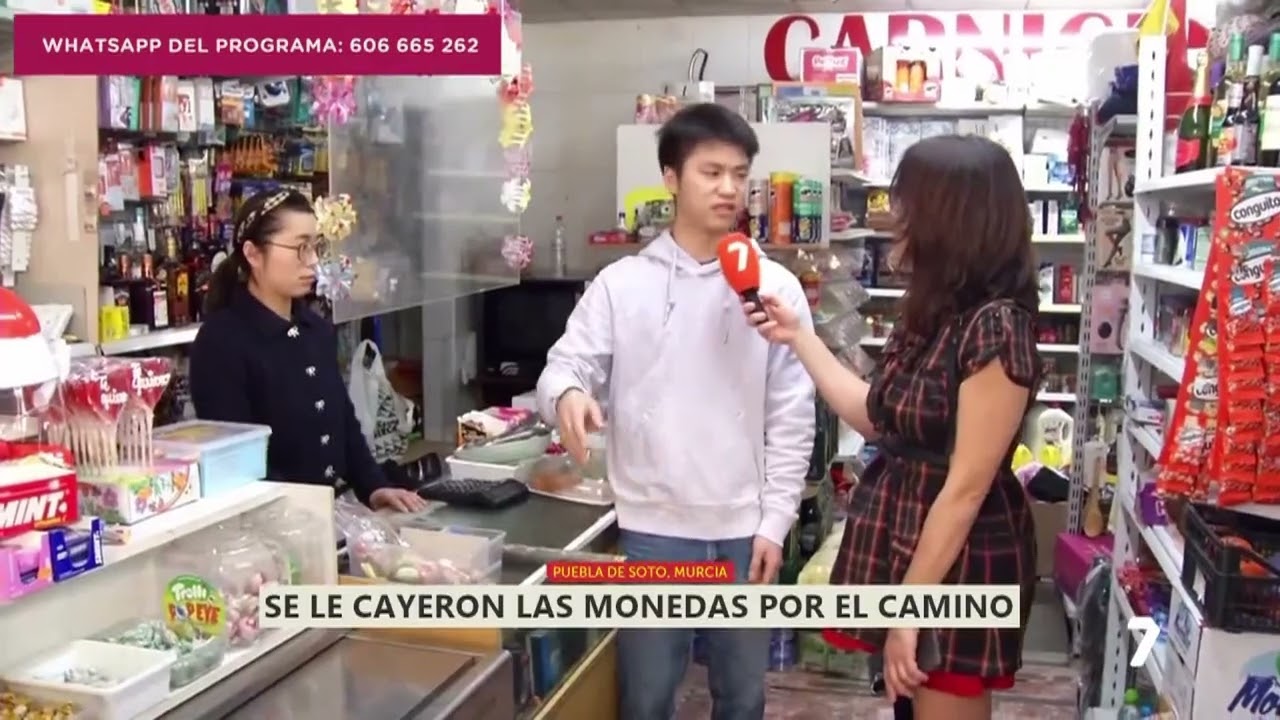 ENTRA A ROBAR A UN CHINO Y SE LE CAEN LAS MONEDAS POR EL CAMINO