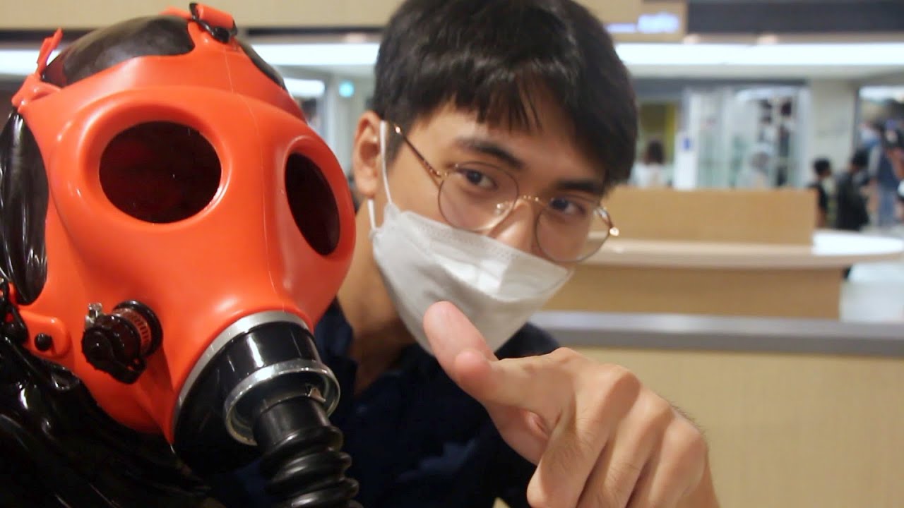 男乳膠緊身衣戴著紅色防毒面具逛Jom Cosplay!
