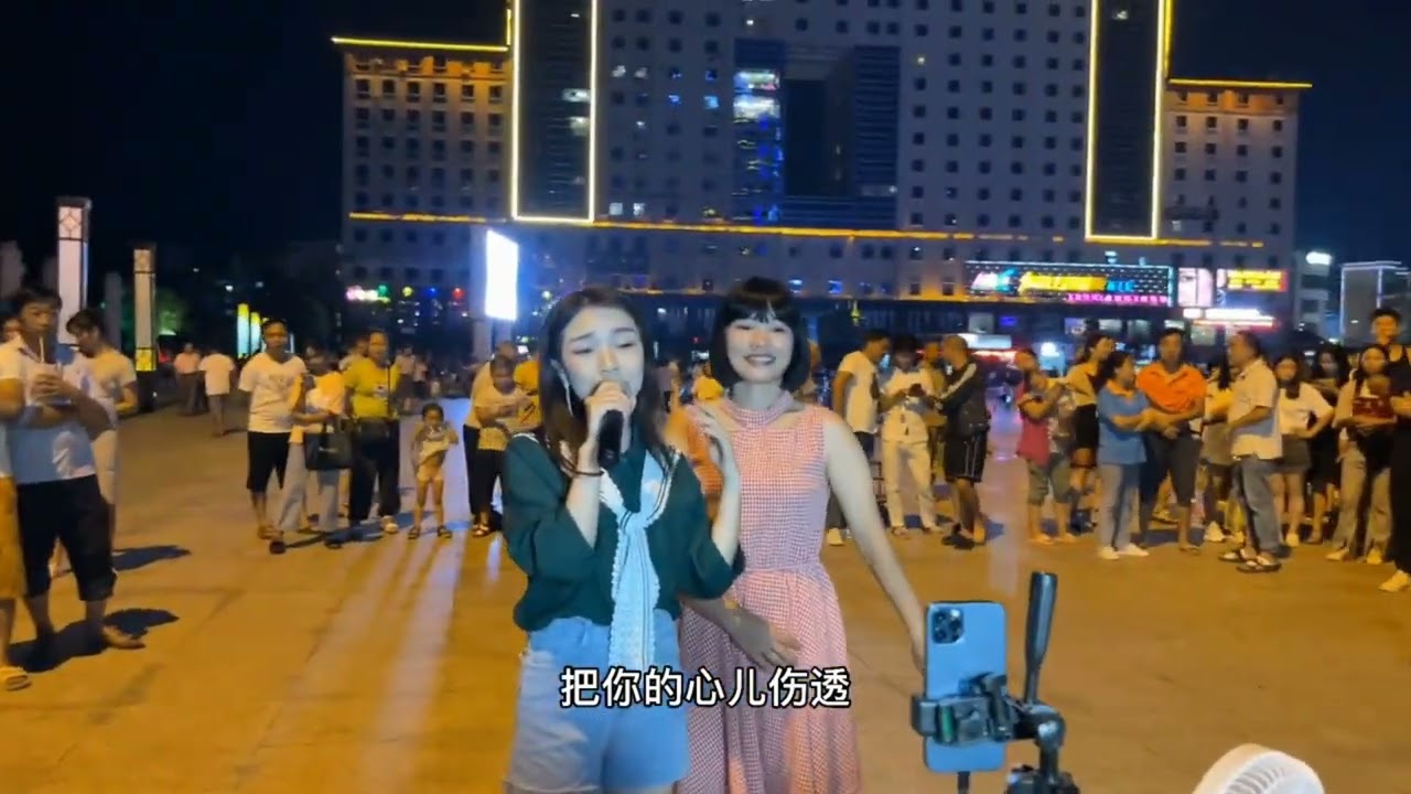 贵州小蓉儿  《爱情十八拍》“很喜歡這段視頻。望謨廣場上，夜晚的燈光把人拍得特別好看。