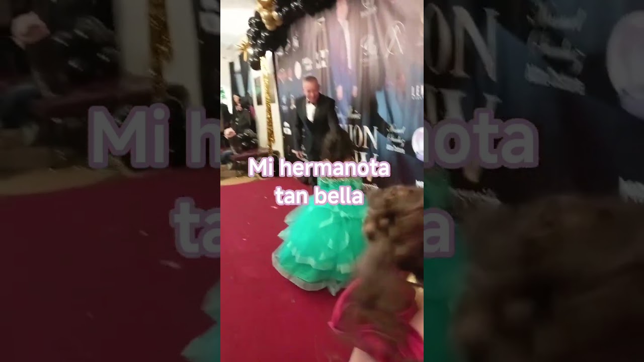 mi hermanita en un desfile #short #hermanasmirabal