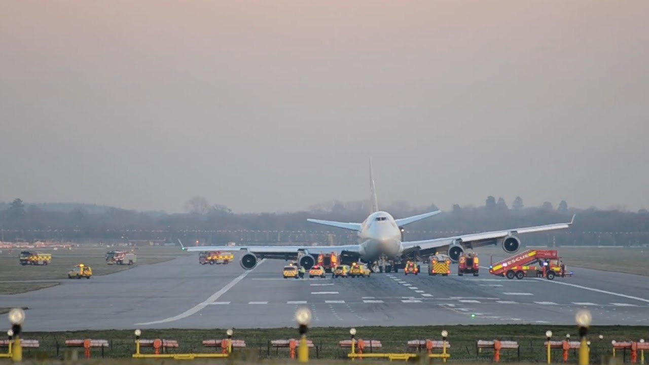 Boeing 747 makes emergency landing 