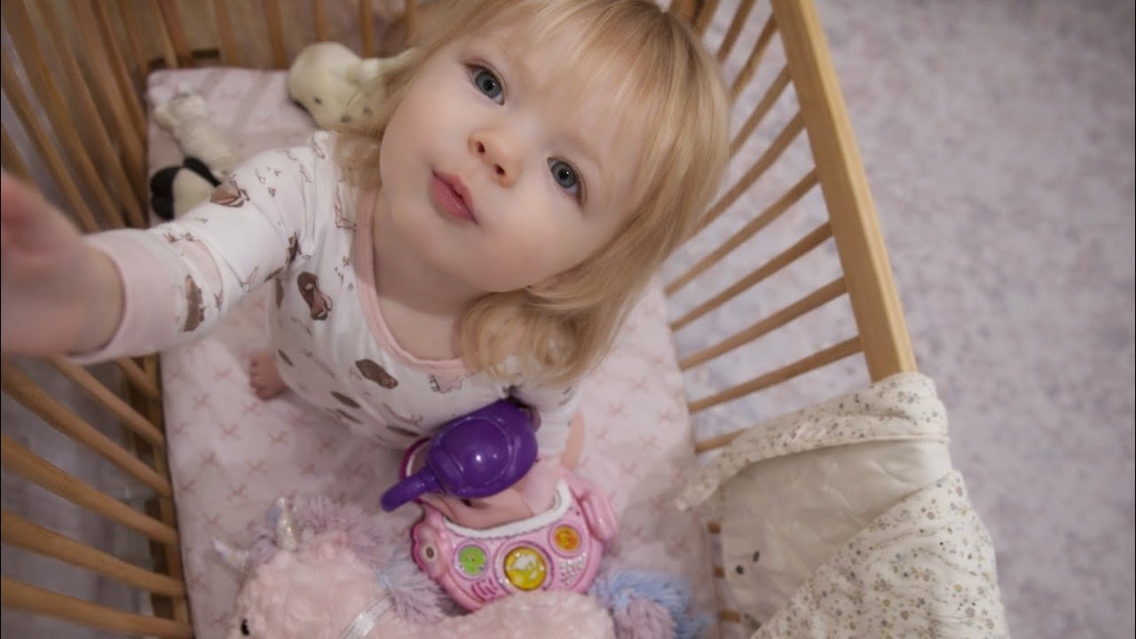 OHH MY SWEET ELLIE IS SO EXCITED.SHE WANTED TO PLAY WITH TOYS IN THE CRIB😍LOOK AT THIS 😍🤣🤣