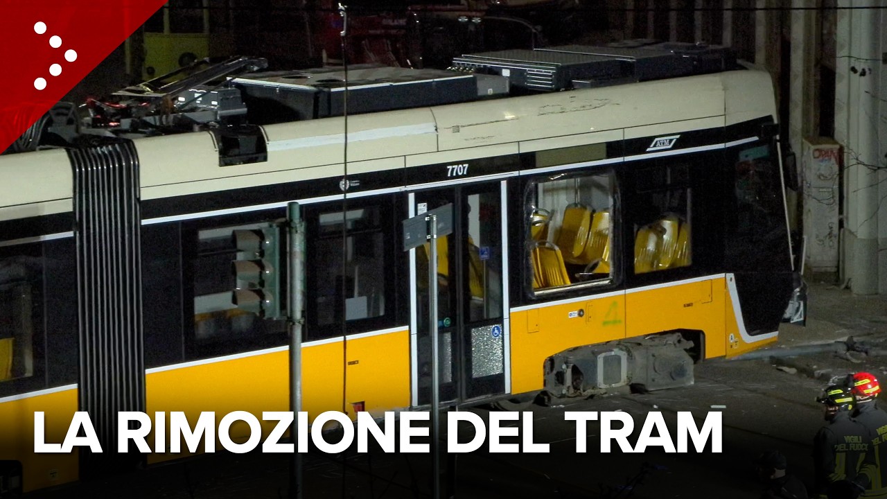 Tram deragliato a Milano: la rimozione del mezzo pubblico nella notte