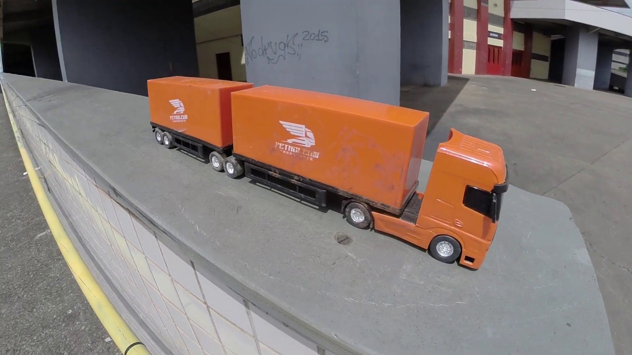 Brinquedos para Crianças / Carreta bitrem Baú