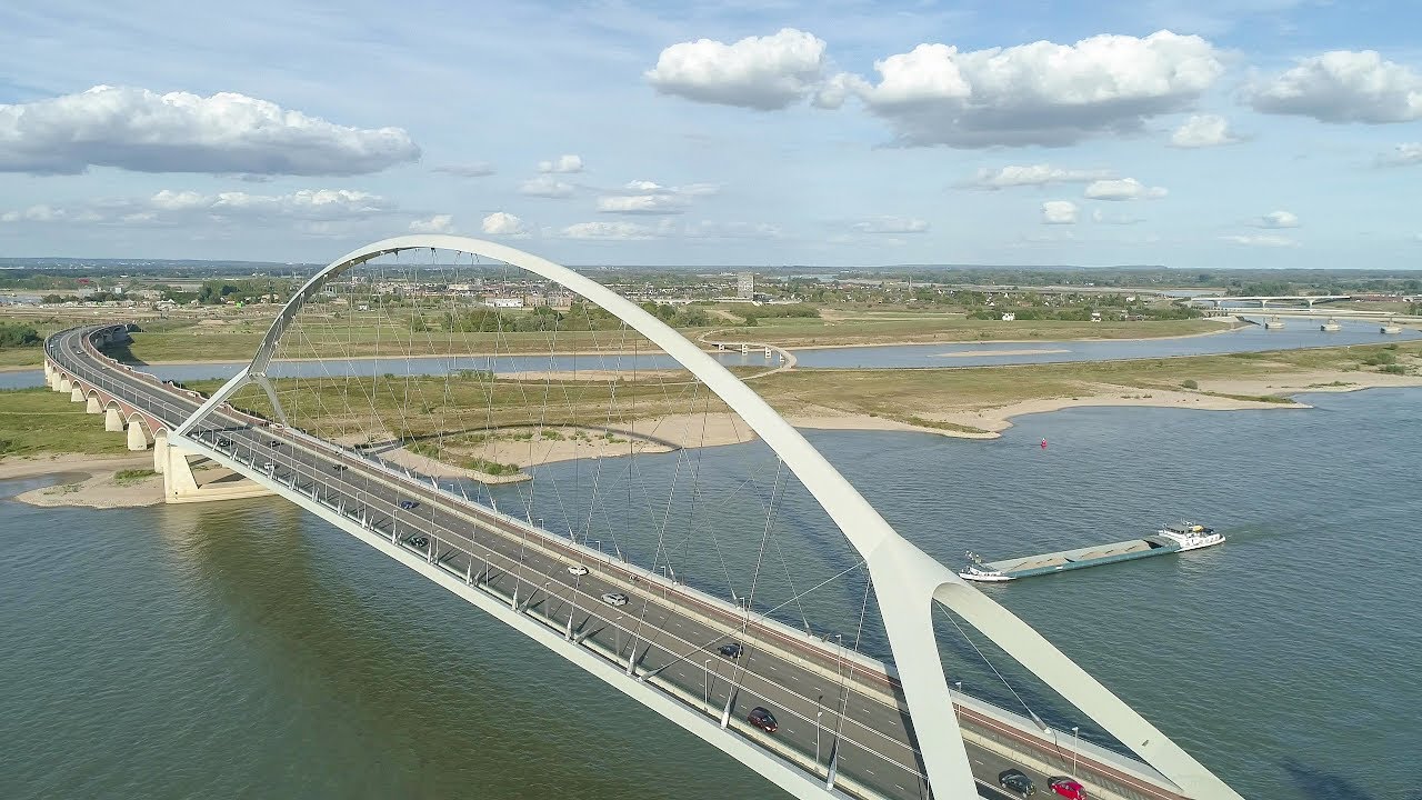 Nijmegen de Oversteek Spiegelwaal Spoorbrug Waalbrug Droneview