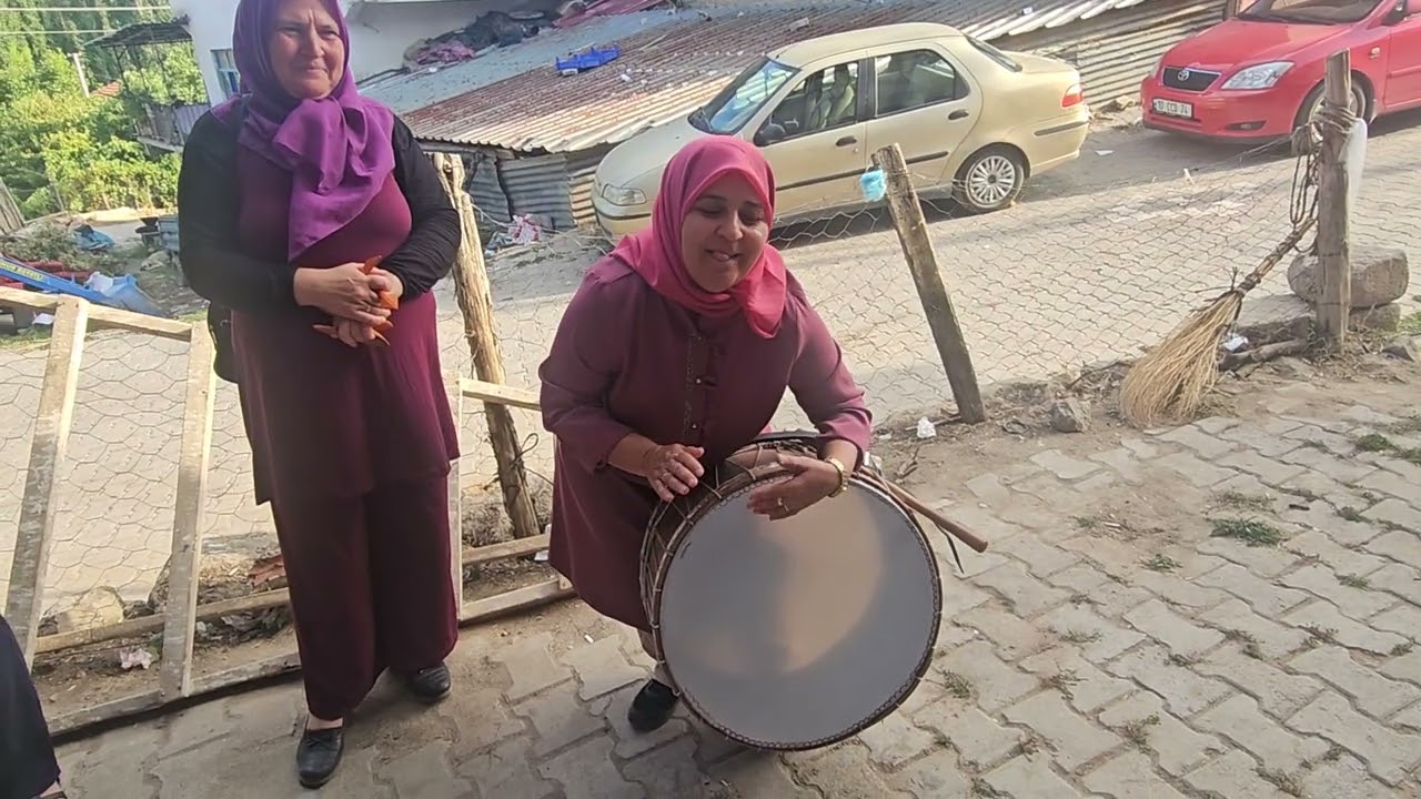 DEMİRCİ'nin MİNNETLER KÖYÜNDE GÜL YAVUZ DAVUL ÇALIP TÜRKÜ SÖYLÜYOR 17-08-2025 