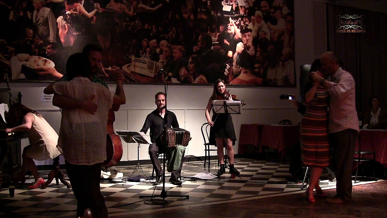 Orquesta de tango en Salón Canning,  Analía Goldberg cuarteto y milongueros en la pista