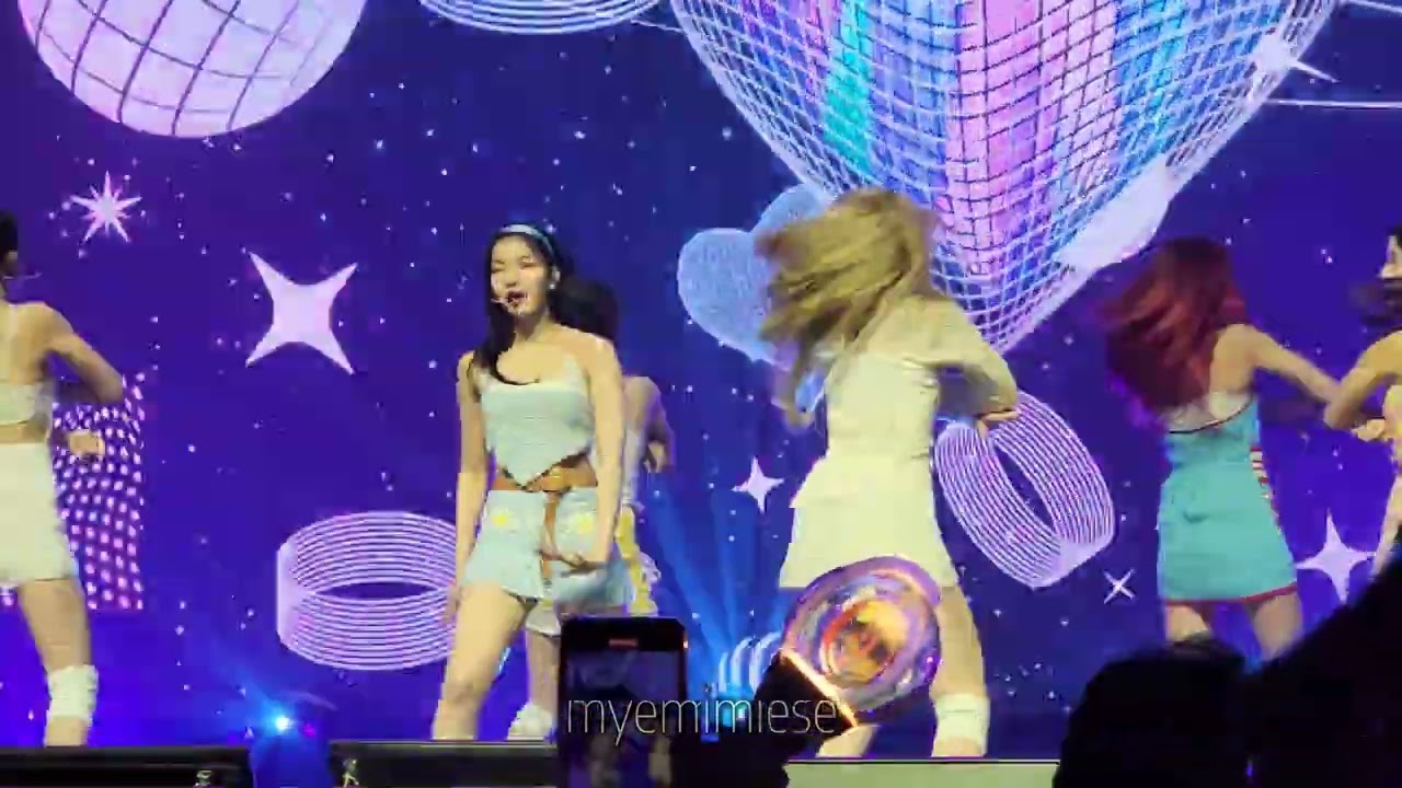 STAYC (스테이씨) - RUN2U | KCON 2022 US Tour in San Francisco 220823