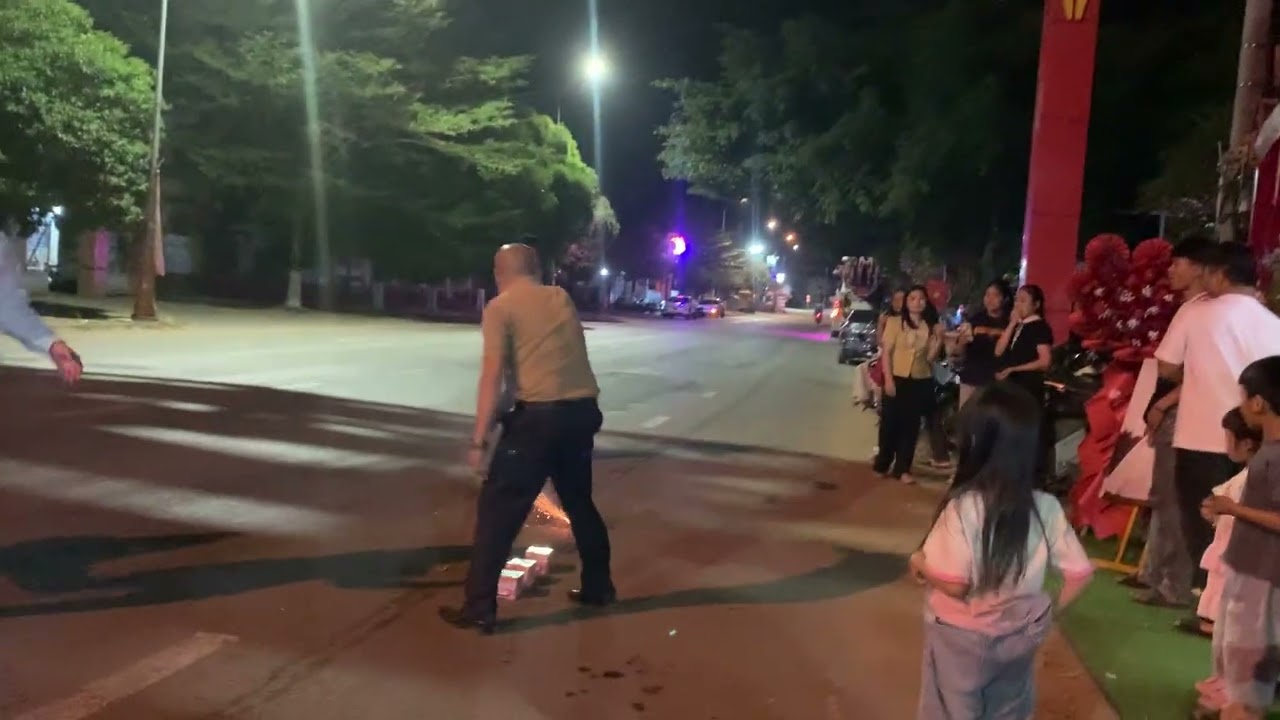 đi ăn đám cưới  và đốt pháo hoa bqp