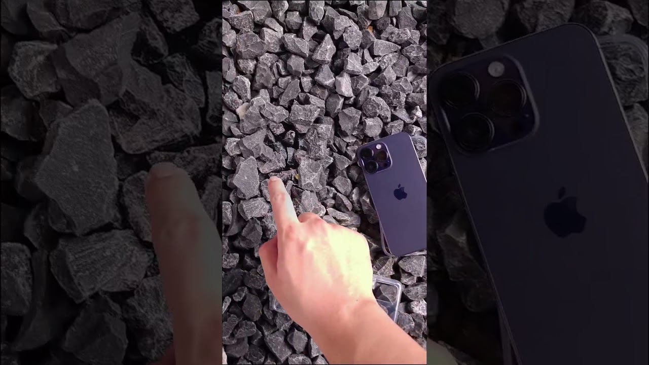 Display of iPhone vs Galaxy S23 Ultra 🤯 