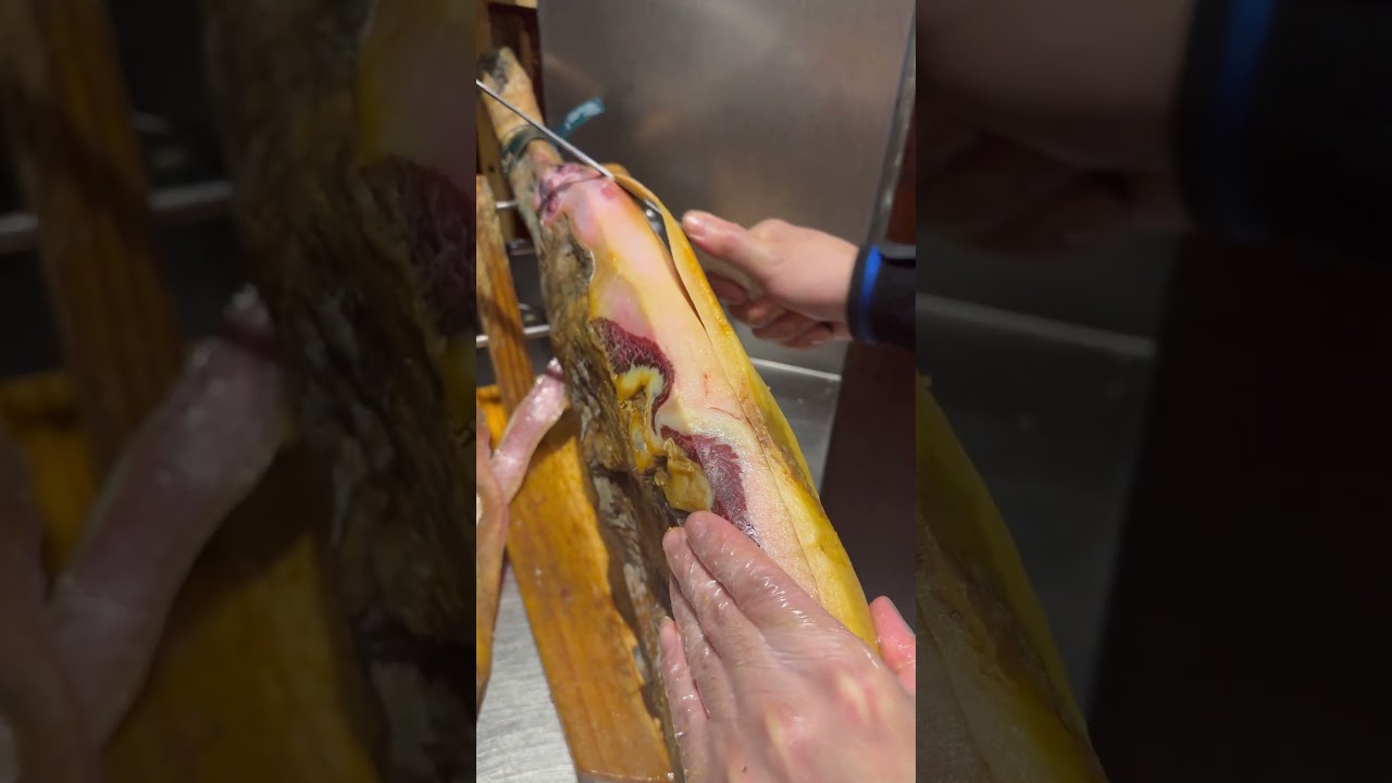 Cortando paletilla ib&eacute;rica 🤩🤩🤩