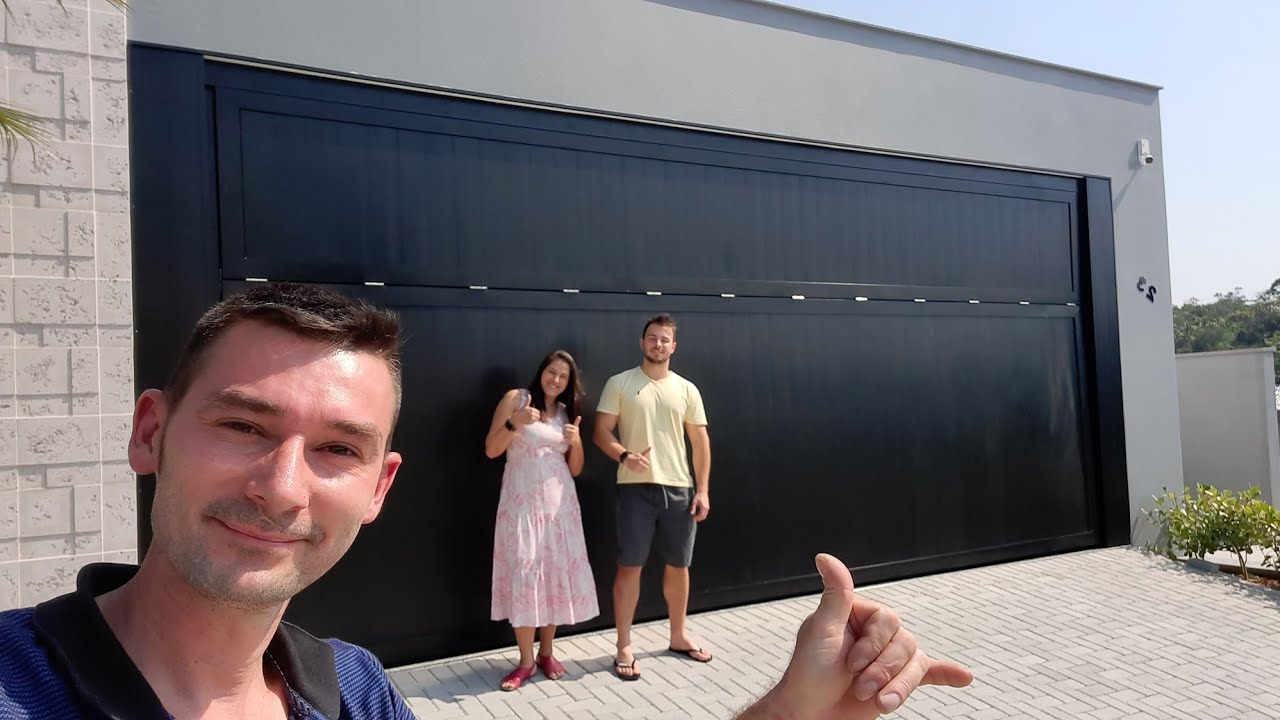 Portão basculante todo em alumínio com medidas de 7,15mt largura x 3mt altura