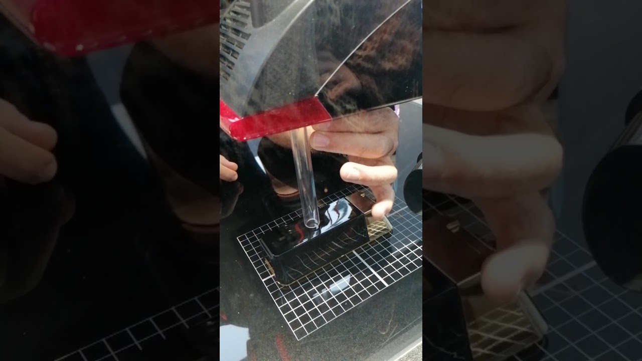 نقش على زجاجة العطور