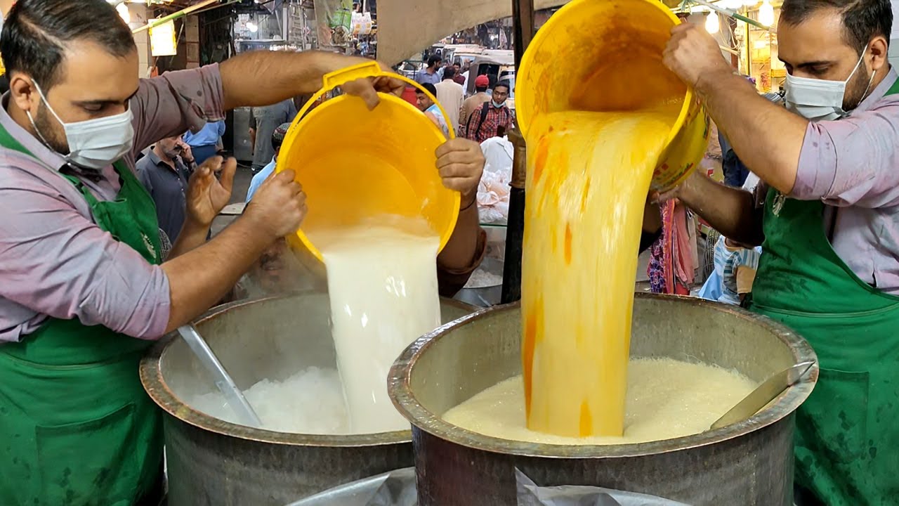 Original Mango Juice Only 30 Rupees | Crushed Ice Mango Milkshake | Summer Special Drinks of Karachi