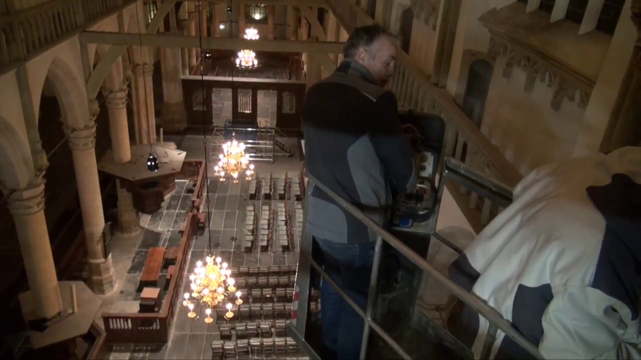 Restauratie orgel Oude Kerk Amsterdam: uitnemen snijwerk #4