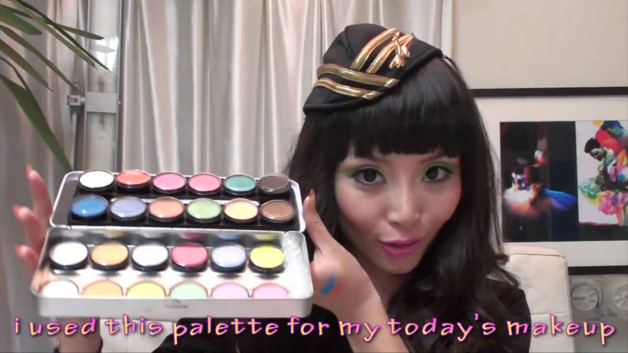 Review ：24 Grande Color Eyeshadow Palette & Makeup Brush Set