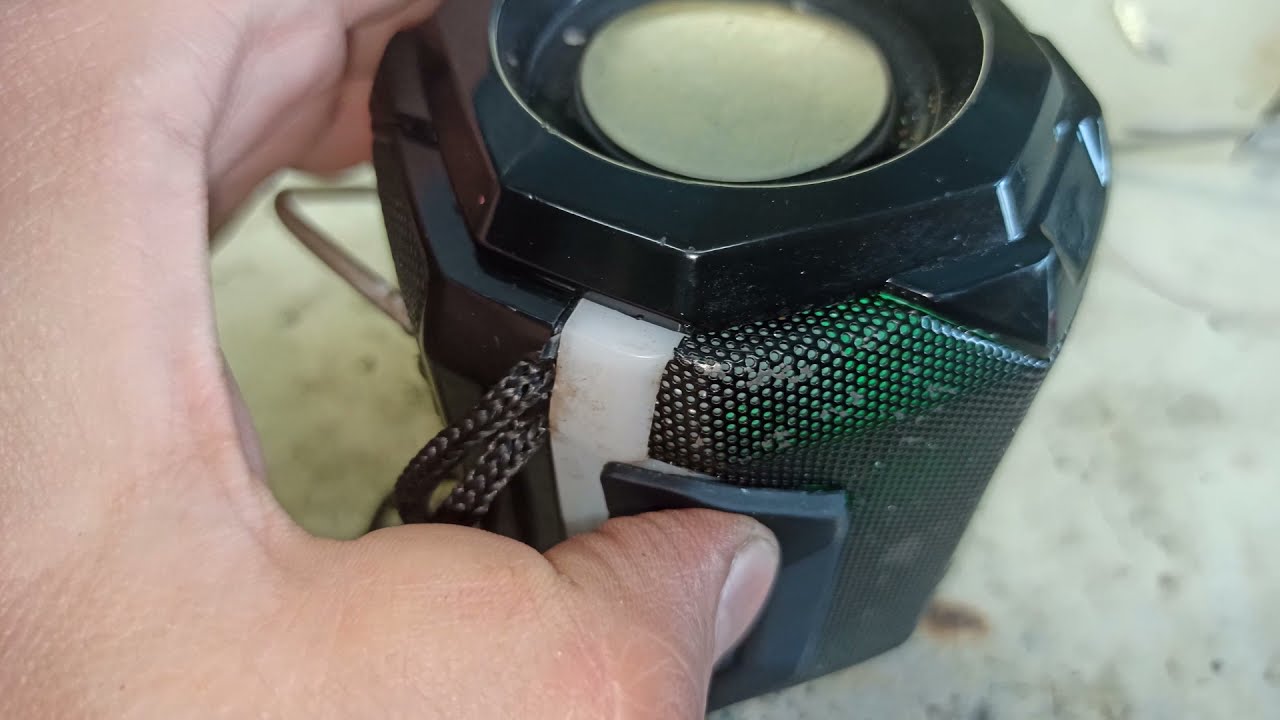 Выкидываем разъем для зарядки из колонки бумбокс T&G TG-117 (2х12Вт, bluetooth)