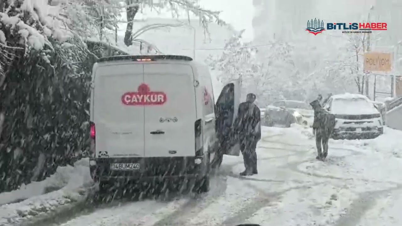 Bitlis&rsquo;te kar yağışı hayatı fel&ccedil; etti