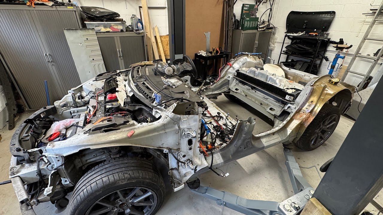 Tesla Gullwing build: part 8 Reinforcing the rear seat area and permanently mounting the penthouse