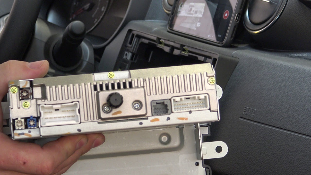 Dacia Duster II Plug and Radio tausch gegen MediaNav Evolution DAB Apple Car Play und Android Auto