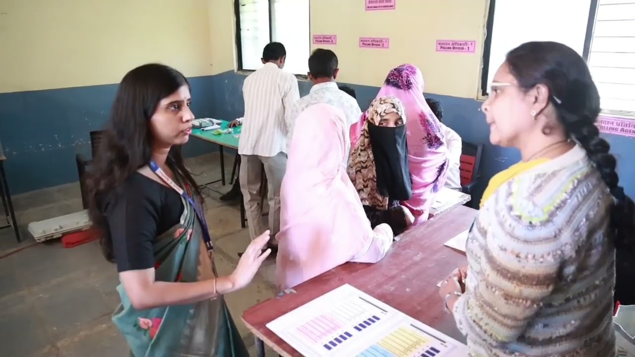 आयुक्त मानसी मॅडम यांची शहरातील मतदान केंद्रांना भेट.#voteforlatur