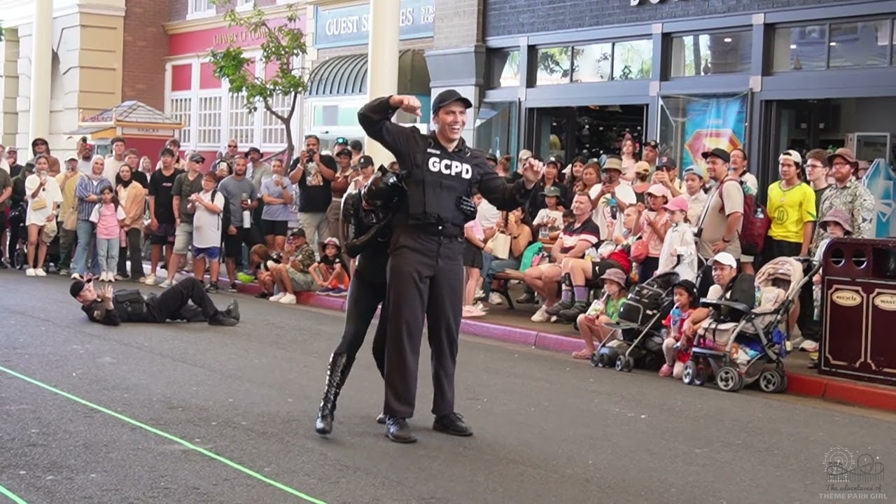 Catwoman vs. the Gotham City Police Dept 🐾👮‍♂️ @ Warner Bros. Movie World, Gold Coast Australia 