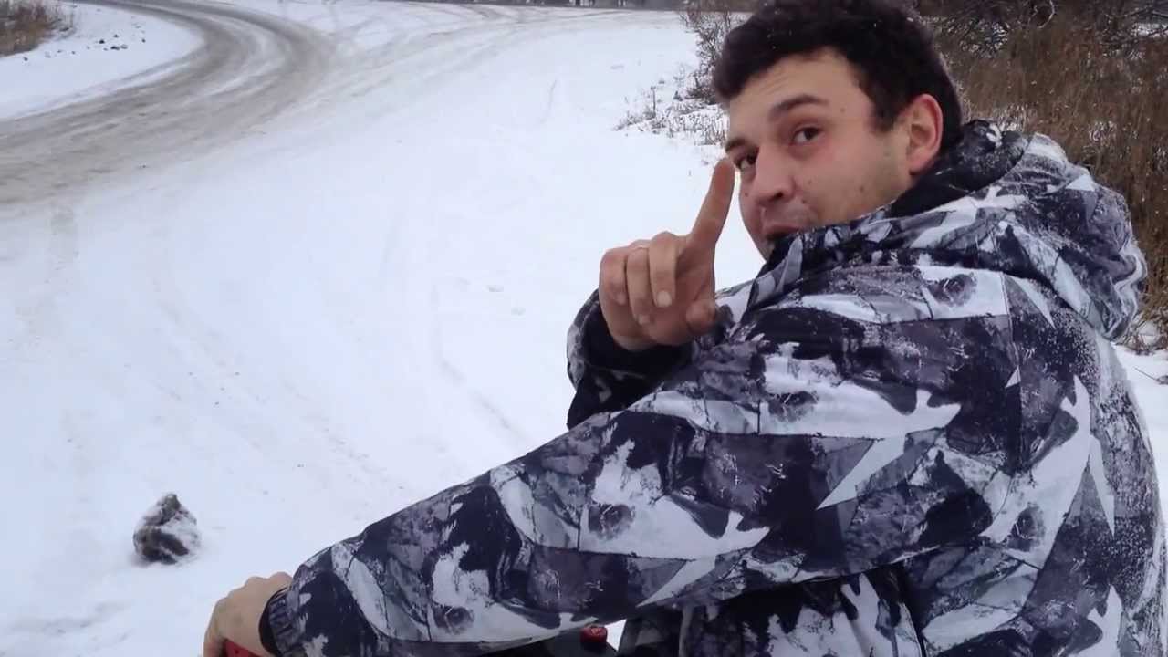 Сложный вираж на снегоходе