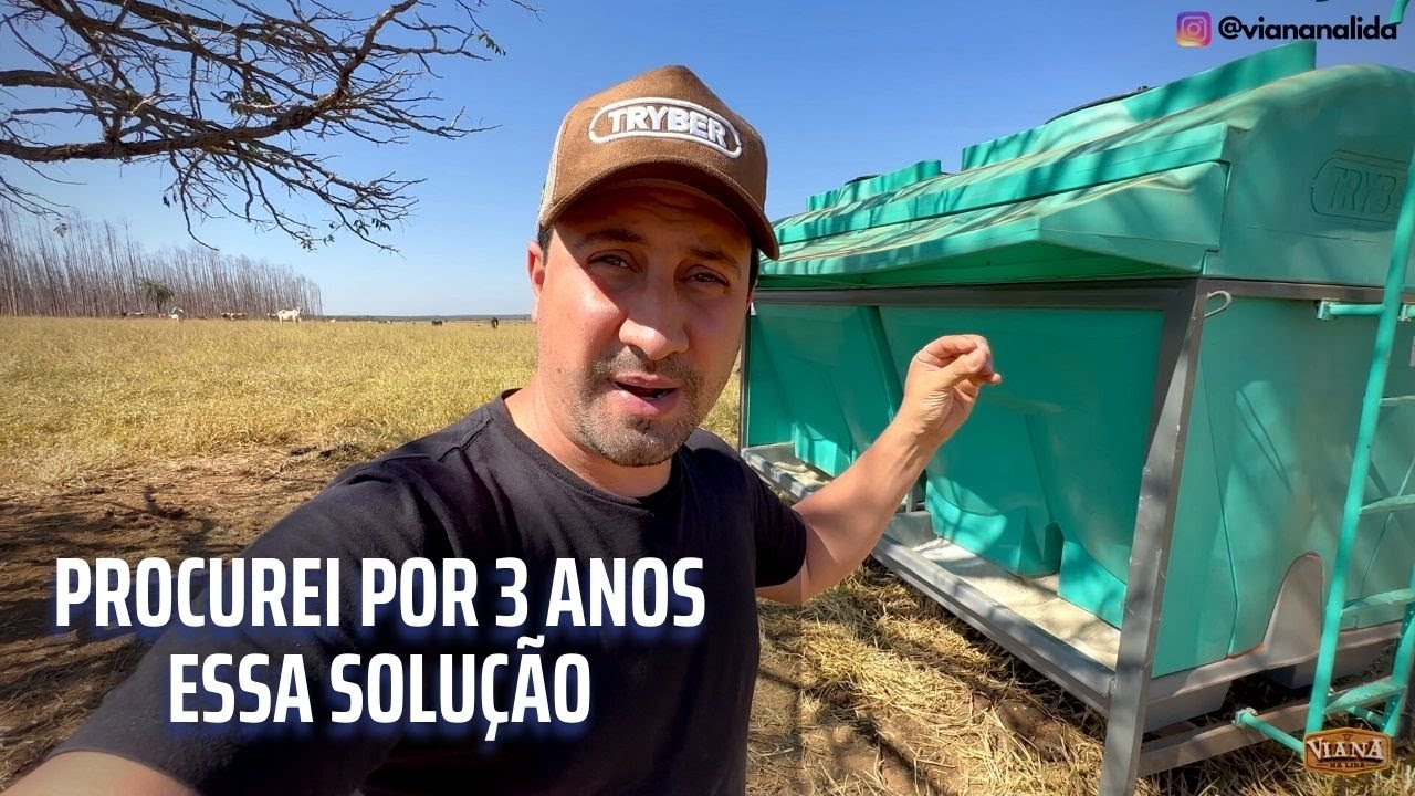 Usando o cocho móvel coberto com auto abastecimento em piletileno. Solução incrível para a pecuária.