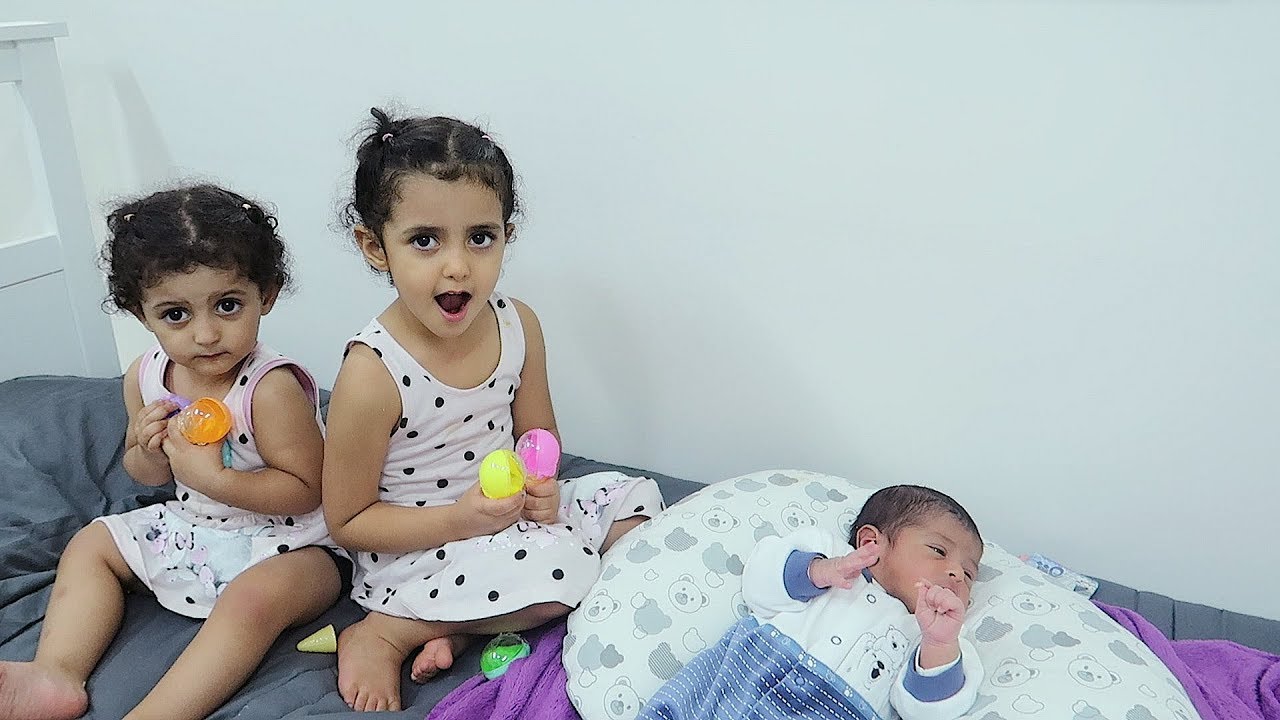 لولو وتوتو يلعبون مع البيبي بالسلايم!!