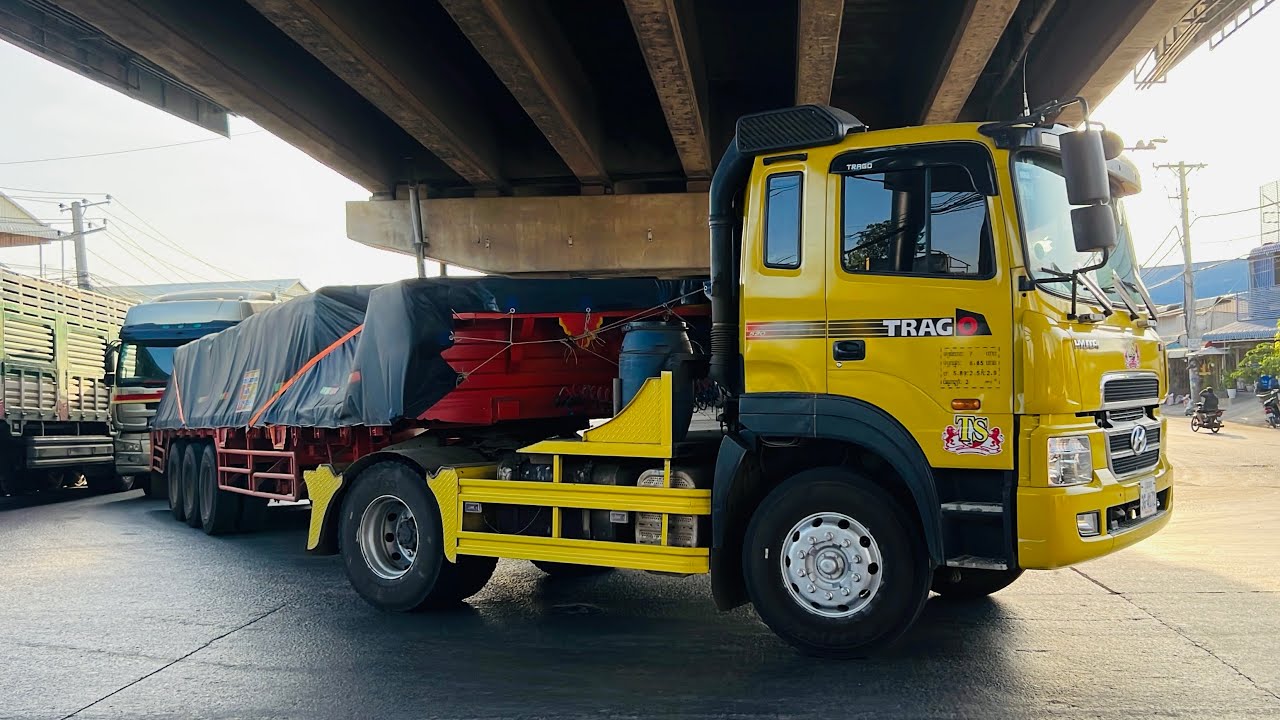 	Powerful Trucks Roaring Under the Bridge at Traffic Lights. #Thekingoftruck