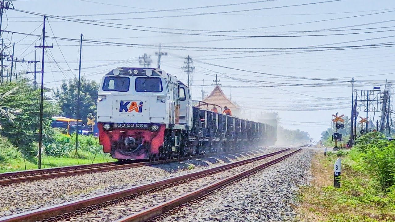 KIRIMAN EXTRA PANJANG ANGKUTAN BATU REL DARI SEMARANG!! KLB Ballast Kricak Bangil - Mojokerto