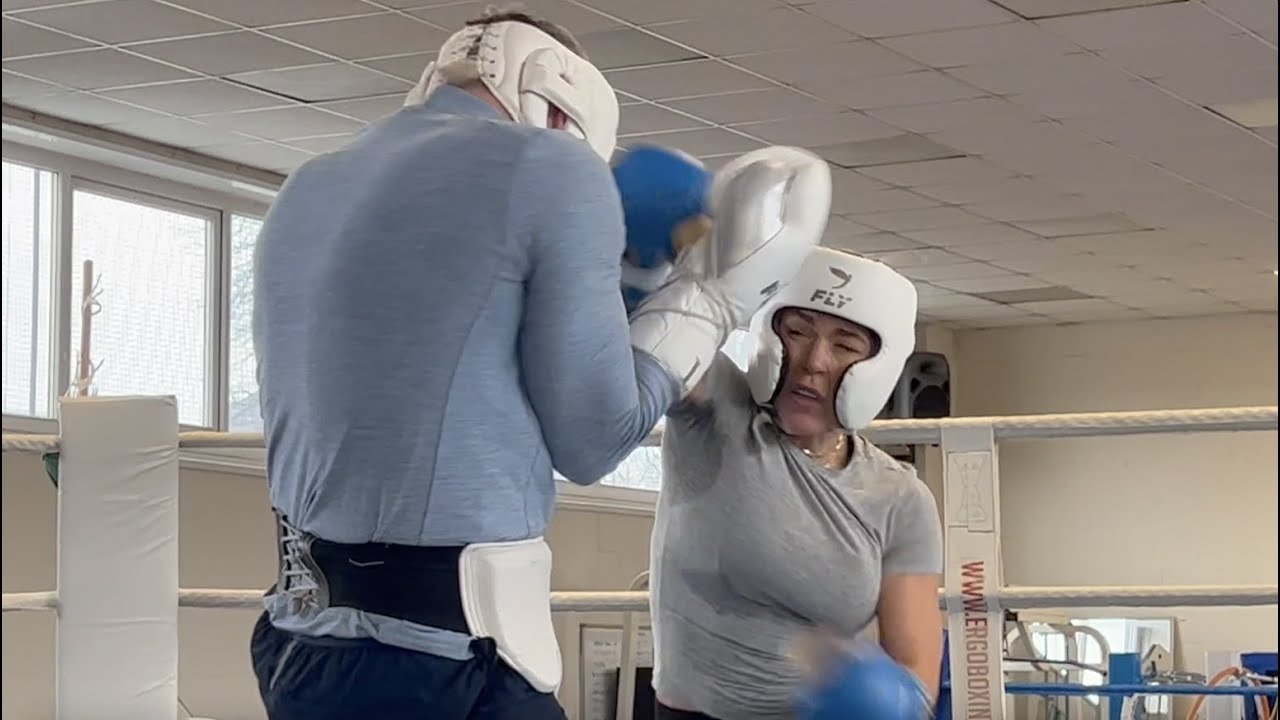 'YOU HIT ME F***** LEG' - ONLY FANS STAR ELLE BROOKE SPARS FORMER WORLD CHAMPION LIAM SMITH 😲