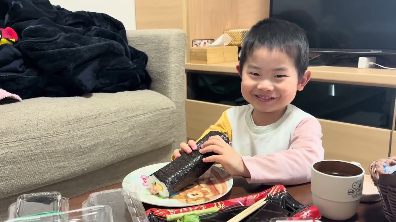 節分2026:坊や恵方巻き食べましたね