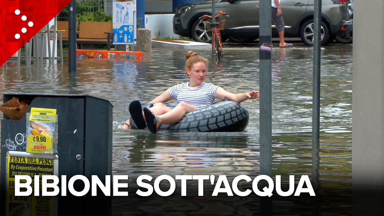 Nubifragio a Bibione, negozi e vie allagate. Commercianti: “Mai vista tanta acqua. Merce da buttare”