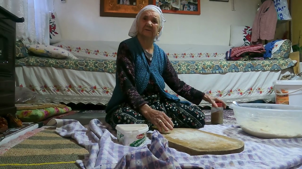 KÖYE GELDİĞİMİZ GÜNÜN SABAHINDA  MAYALI EKMEK İLE KAHVALTI HAZIRLADIK  TÜRK KADINI MAYALI EKMEK YAPI