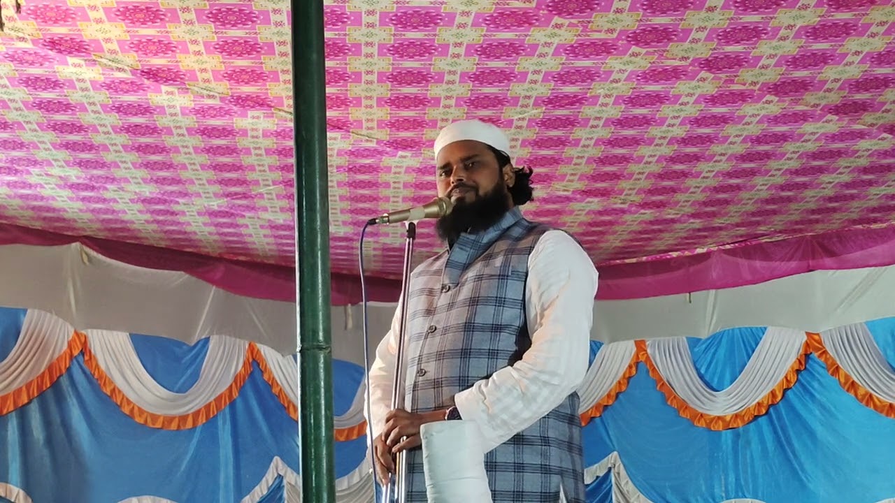 مدرسہ دارالفلاح کے جلسہ دستار بندی میں نظامت کا کام سرانجام دیتے ہوئے مولانا زیدآتش قاسمی صاحب