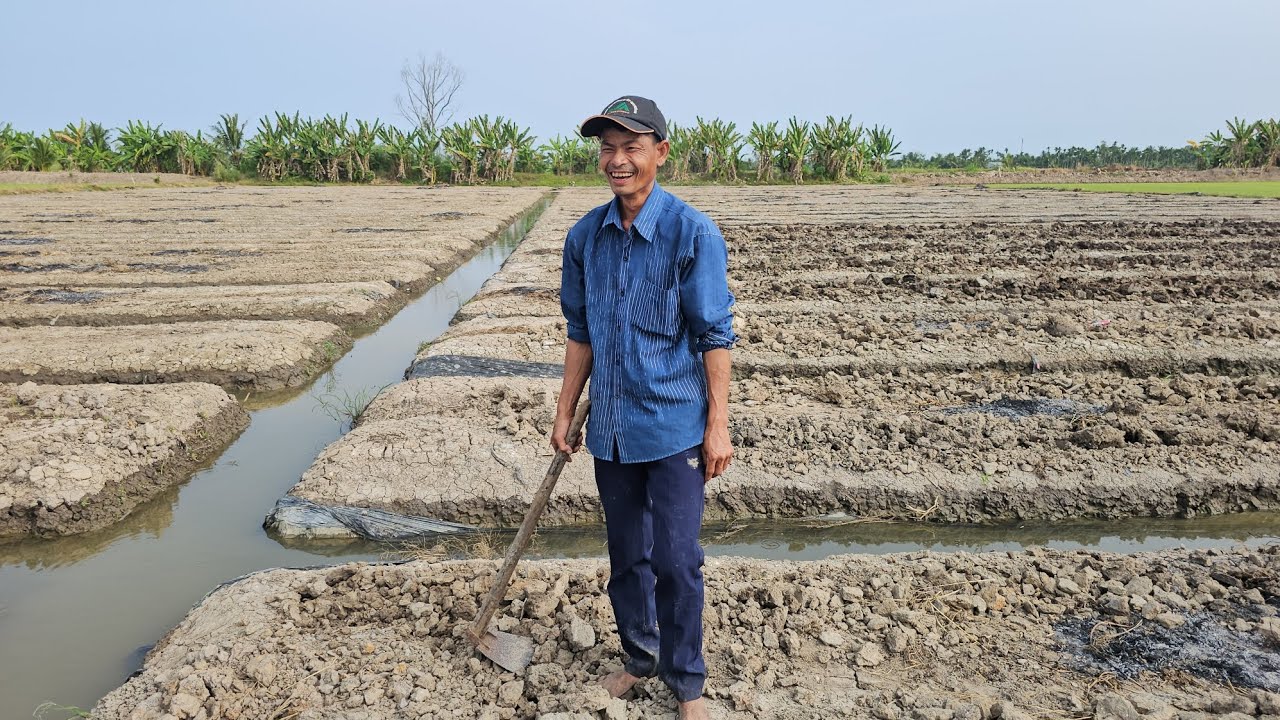 Bật cười khi Anh Trung nói tết mua bò ăn để sanh con ra mau biết bò #Anhtrungchuonvit