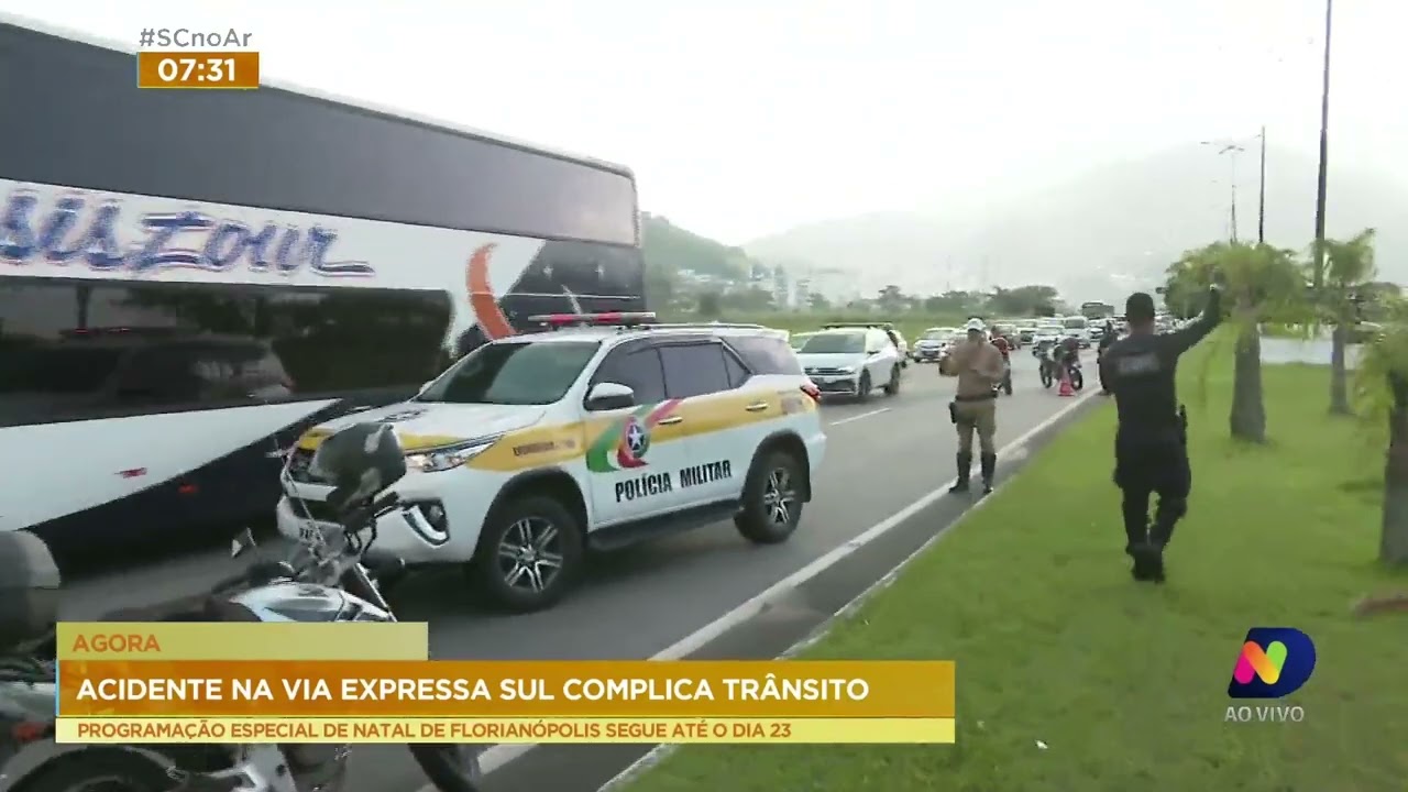 Acidente entre carro e moto na Via-Expressa Sul, em Florianópolis, tumultua o trânsito na região