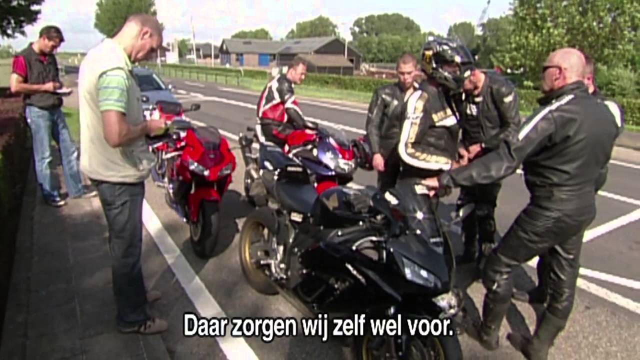 Blik op de Weg OFFICIAL - Fragment Invordering van vier rijbewijzen tegelijk