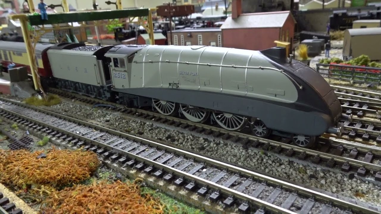Поиски набора вагонов «Коронация» от Hornby для железнодорожных моделей масштаба 00.