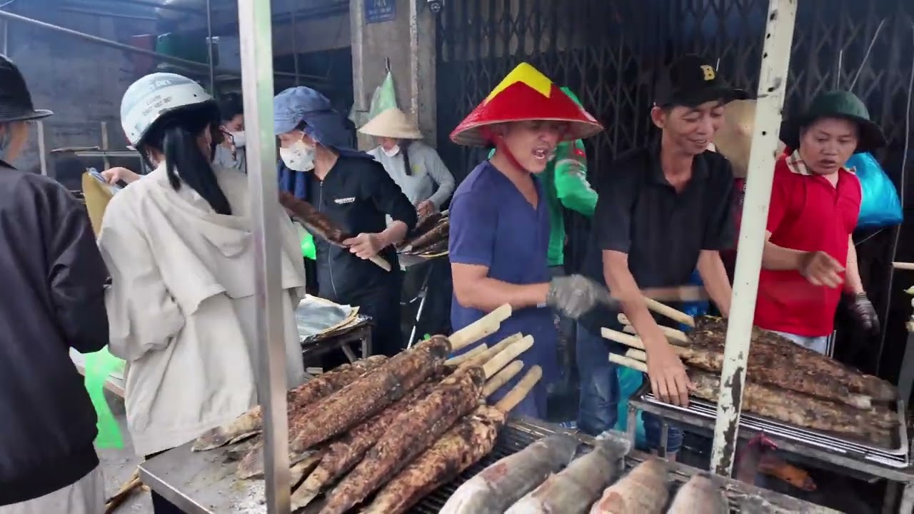 Ngày Vía thần tài bán hơn 10 ngàn con cá lóc ngập đường Tân Kỳ Tân Quý