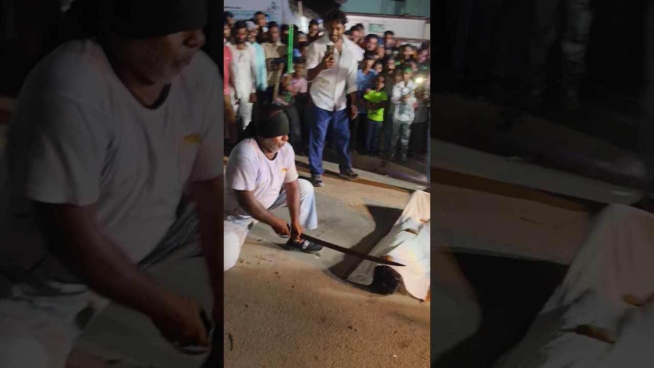 Aakho Par Pati Bandh Kar Talwar Se Alu Wala Khel!!! #viral #muharram #shorts #islam