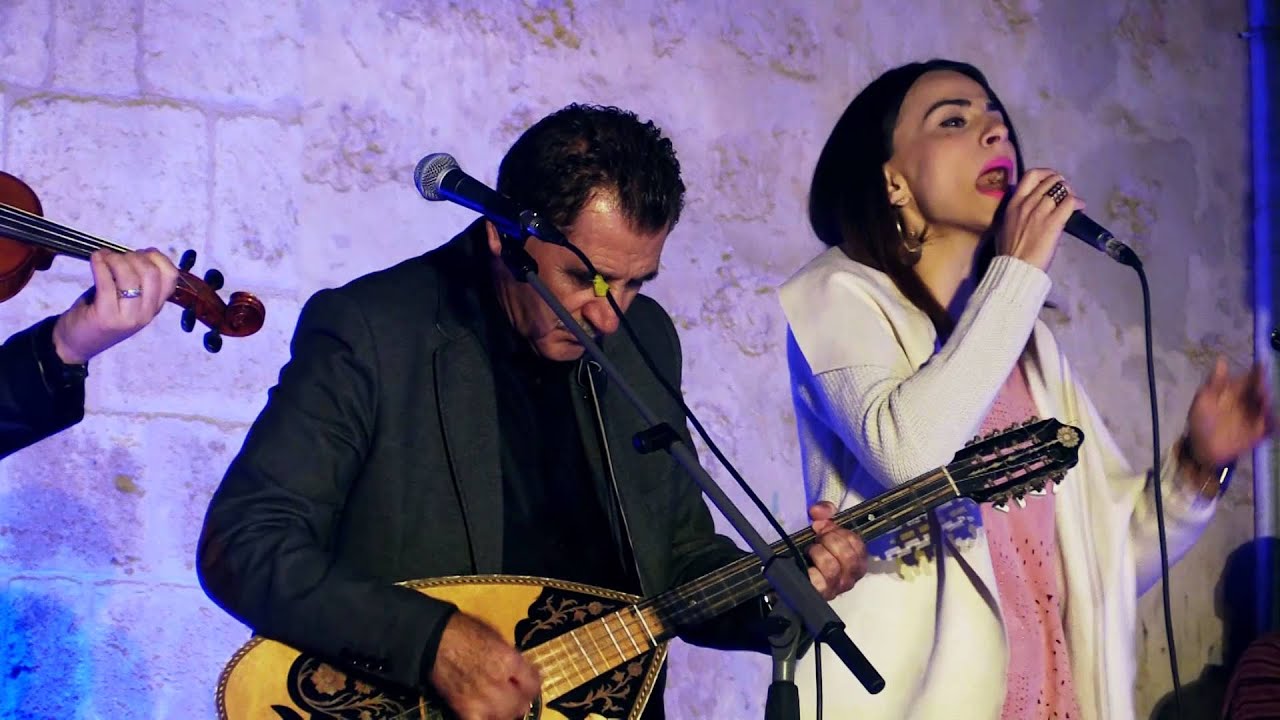 Πηδάει η φωτιά κι οι σούβλες έτοιμες (Βασιλική Χατζηαδάμου)