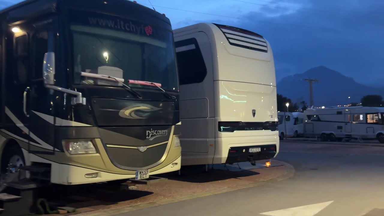 Overzicht in de avond van de camping Camping La Media Legau