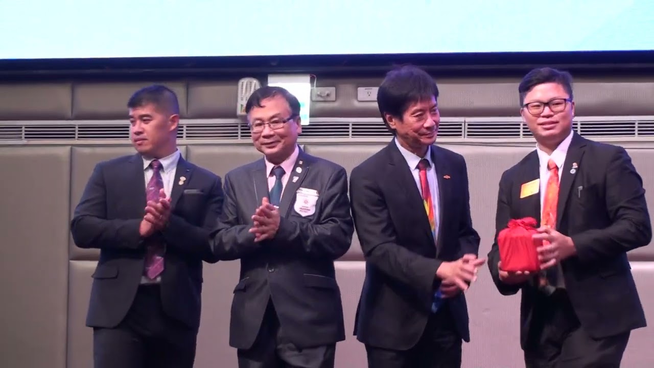 國際扶輪2022-23總監謝其文和2023-24總監張世澤為新竹市陽光扶輪社主持社長何松諺、史茂陞和新竹西北社社長吳秀琴、韓國寶的交接